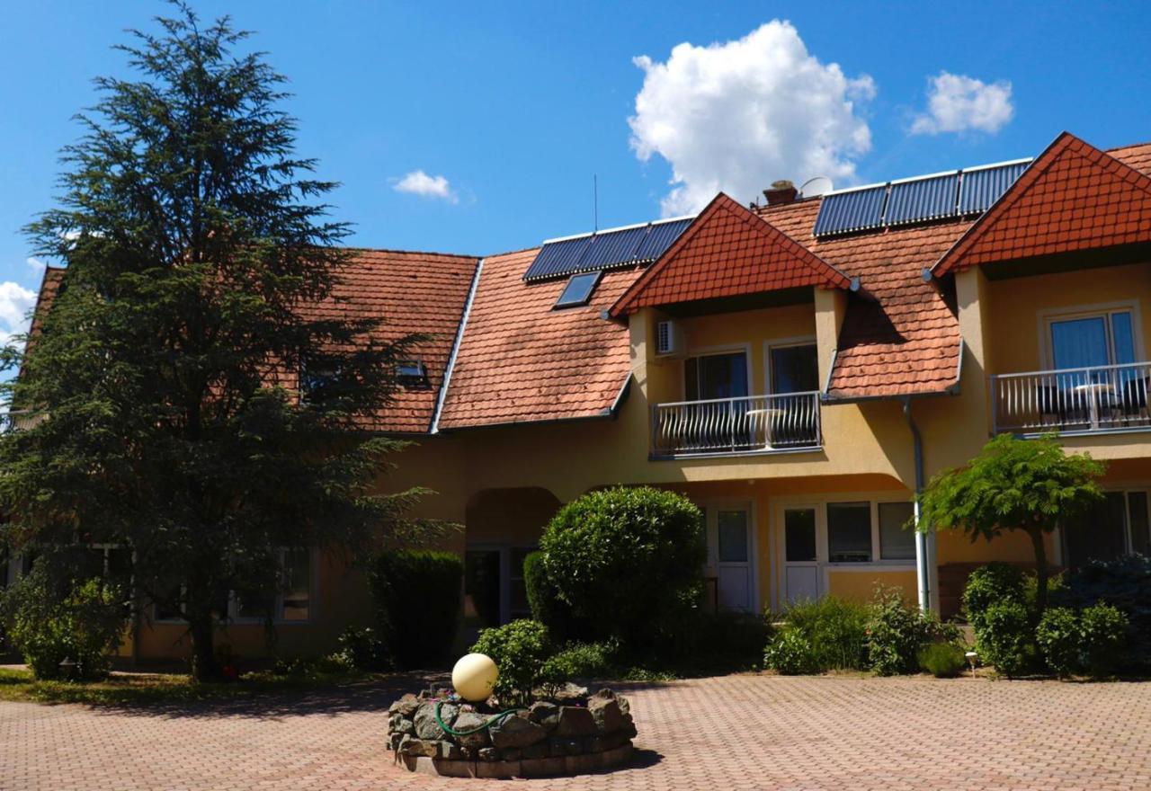 Wagner Panzio Hotel Cserszegtomaj Exterior photo